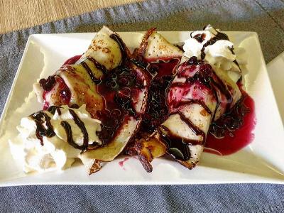 PALAČINKE ŠUMSKO VOĆE I SLADOLED