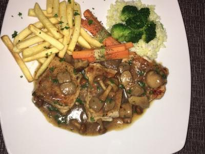 ĆUREĆI MEDALJONI SA SOSOM OD ŠUMSKIH PEČURAKA